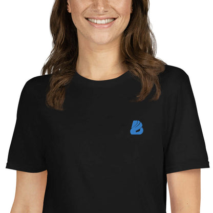 Kurzärmeliges Unisex-T-Shirt N°6, schwarze Farbe, weiche Baumwolle, robust verstärkte Nähte, auf Model gezeigt, ideales Basic