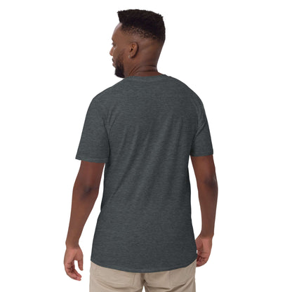 Kurzärmeliges Unisex-T-Shirt N°6 in Dark Heather, Rückansicht, getragen von stehender Person