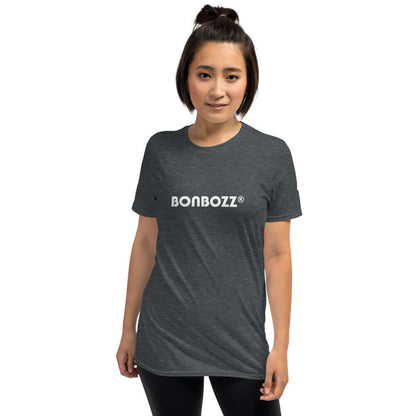 Model wearing Kurzärmeliges Unisex-T-Shirt N°0, dark grey with text print, durable double-stitched, soft ring-spun cotton.