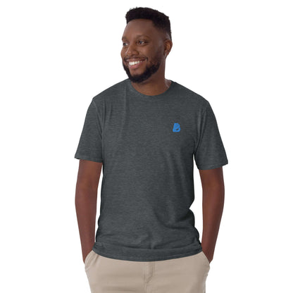 Kurzärmeliges Unisex-T-Shirt N°6 in Dark Heather, worn by a person, featuring double-stitched seams for durability, soft and comfortable.