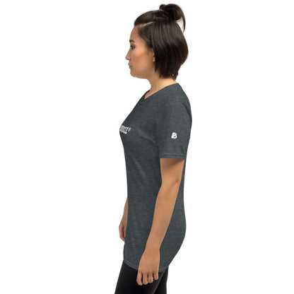 Model wearing Kurzärmeliges Unisex-T-Shirt N°0 in Dark Heather side view