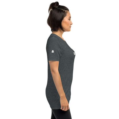 Side view of a model wearing a dark heather Kurzärmeliges Unisex-T-Shirt N°0, showcasing its fit and design.