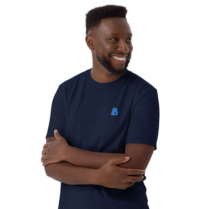 Kurzärmeliges Unisex-T-Shirt N°6 in navy blue worn by model, featuring durable double-stitched neckline and sleeves for comfort.