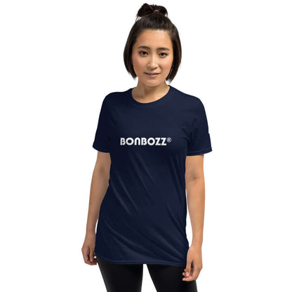 Woman wearing Kurzärmeliges Unisex-T-Shirt N°0 in navy blue with "BONBOZZ" logo, showcasing casual style and comfort.