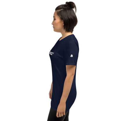 Side view of a model wearing a navy Kurzärmeliges Unisex-T-Shirt N°0, showcasing the short sleeve and comfortable fit.