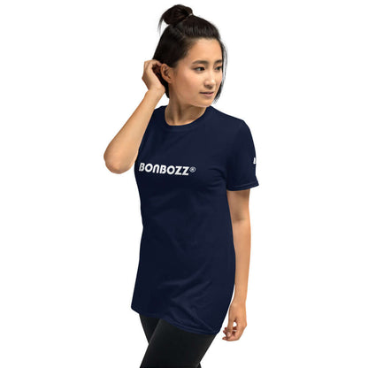 Woman wearing a navy blue Kurzärmeliges Unisex-T-Shirt N°0 with logo printed on the front, standing and posing casually.