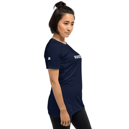 Kurzärmeliges Unisex-T-Shirt N°0 in Dunkelblau, getragen von einer Person seitlich, zeigt strapazierfähige doppelte Nähte am Ausschnitt und an den Ärmeln.