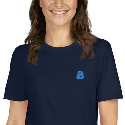 Model wearing Kurzärmeliges Unisex-T-Shirt N°6 in navy, showcasing soft and durable cotton fabric, ideal for everyday wear.