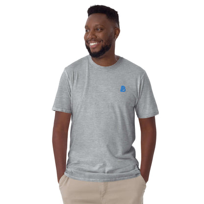 Kurzärmeliges Unisex-T-Shirt N°6 in Grau, weiche und strapazierfähige Baumwollmischung, getragen von lächelndem Model.