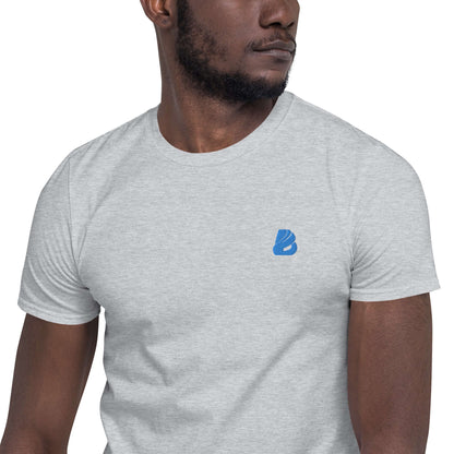 Model wearing Kurzärmeliges Unisex-T-Shirt N°6 in Sport Grey with blue logo