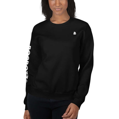 Woman wearing Unisex-Pullover N°13, a warm pre-shrunk black pullover with soft, air-spun yarn. Ideal for cold months.