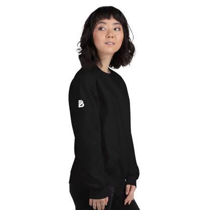 Woman wearing Unisex-Pullover N°5, black, classic fit, made of soft cotton-polyester blend for warmth and comfort.