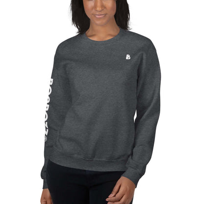 Unisex-Pullover N°13 in dark grey, worn by model, showcasing durable and warm fabric perfect for cold months, 50% cotton, 50% polyester.