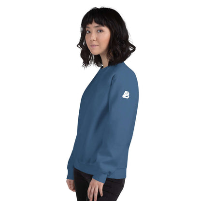 Unisex-Pullover N°5 in blau getragen von Frau, klassisch geschnitten, geeignet für kalte Monate, weiches luftgesponnenes Garn für Komfort.