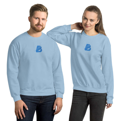 Unisex-Pullover N°26 in light blue, worn by a man and woman, featuring durable and warm fabric for cold months.