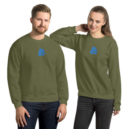 Unisex-Pullover N°26 worn by a man and woman, showcasing classic fit and durable fabric for winter warmth and comfort in olive green.