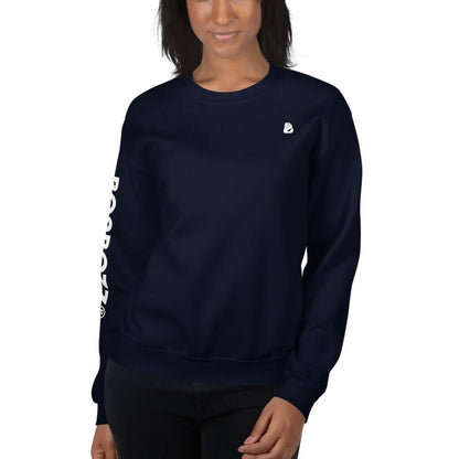 Model wearing Unisex-Pullover N°13 in navy blue with ribbed cuffs and hem.