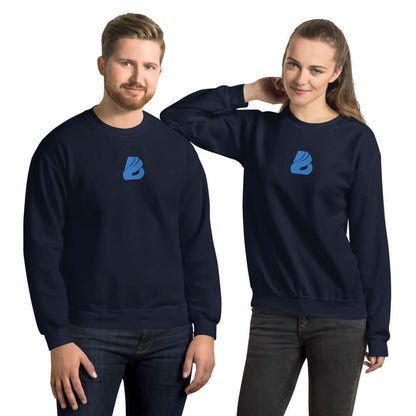 Unisex-Pullover N°26 in navy blue, worn by a man and woman, showcasing durable and warm material for cold months.