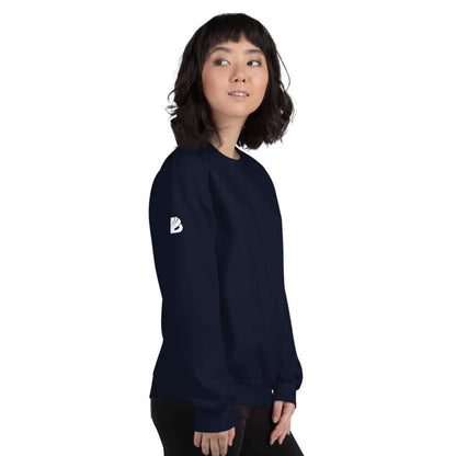 Unisex-Pullover N°5 in navy blue on a model, showcasing its classic fit and soft texture.