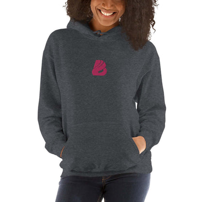 Woman wearing Unisex-Kapuzenpullover N°44, gray with double-layered hood and stylish pink logo.