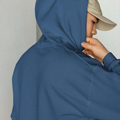 Person wearing Unisex-Kapuzenpullover N°46 in blue with a hoodie, perfect for cozy evenings, made of soft cotton-polyester blend.
