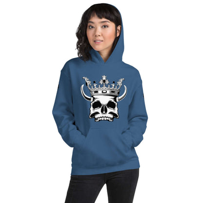 Person wearing Unisex-Kapuzenpullover N°1 with skull and crown design, perfect for cozy and stylish evenings, made of cotton and polyester blend.