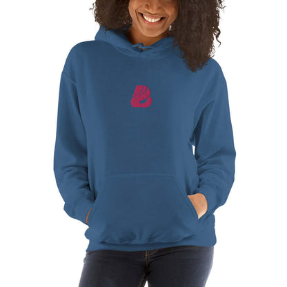 Woman wearing blue Unisex-Kapuzenpullover N°44 with pink logo, cozy fit for cool evenings, made of cotton and polyester blend.