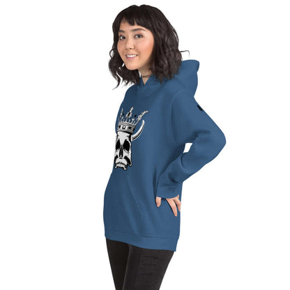 Unisex-Kapuzenpullover N°1 in blue with skull crown design, worn by a woman, perfect for cozy and stylish evenings, 50% cotton-poly blend.