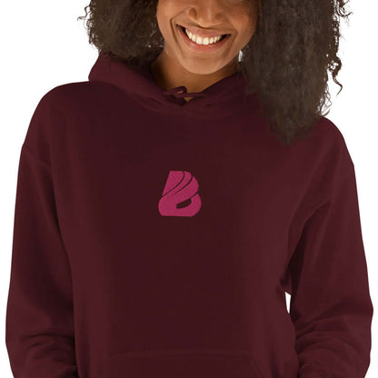 Smiling person wearing maroon Unisex-Kapuzenpullover N°44 with logo