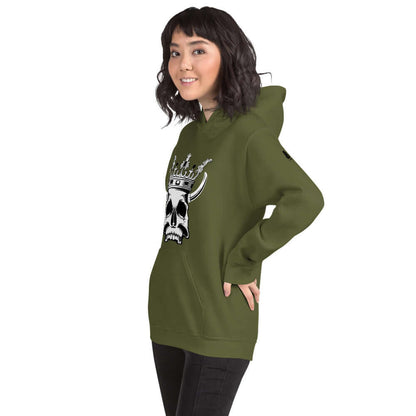 Unisex-Kapuzenpullover N°1 in olive green with a skull and crown design, perfect for cozy and stylish wear on cool evenings.