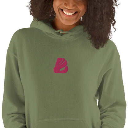 Woman wearing Unisex-Kapuzenpullover N°44 in green color with a pink logo, showcasing its cozy and stylish design.