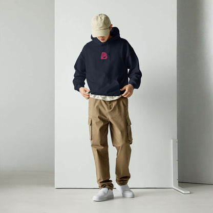 Unisex-Kapuzenpullover N°44 in navy blau mit lässigem Stil, perfekt zum Einkuscheln an kühlen Abenden, kombiniert mit einer beigen Hose.
