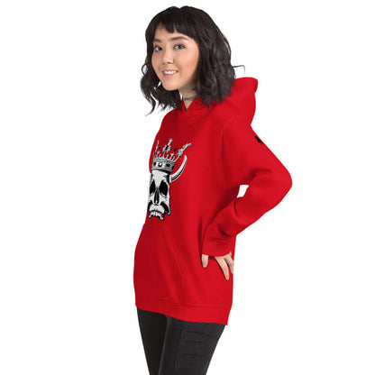Person wearing red Unisex-Kapuzenpullover N°1 with skull design, perfect for cozy and stylish evenings.
