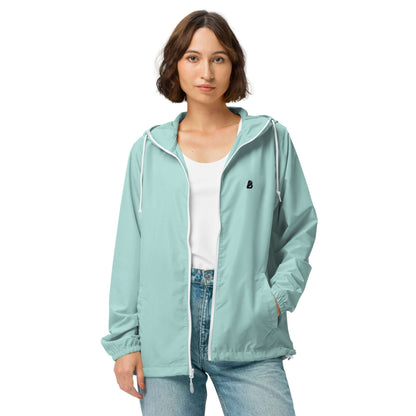 Leichter Unisex-Windbreaker mit Reißverschluss N°0 in mintgrün getragen von Modell, ideal für Reisen, wasserdicht und bequem.
