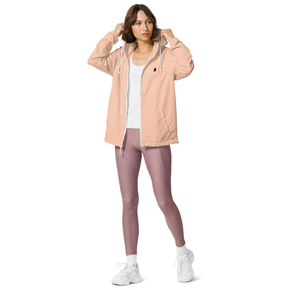 Model wearing Leichter Unisex-Windbreaker mit Reißverschluss N°0, highlighting its lightweight, waterproof features suitable for outdoor adventures.