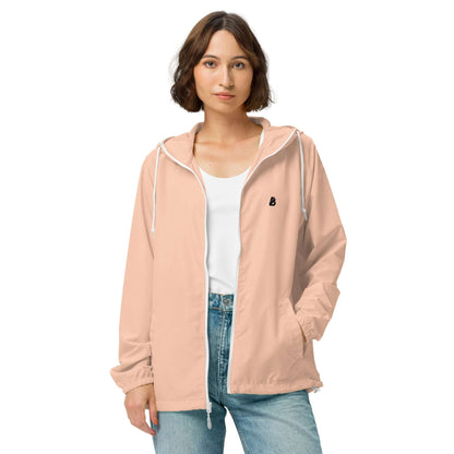 Leichter Unisex-Windbreaker mit Reißverschluss N°0 in Rosa, präsentiert von Frau. Wasserdicht und perfekt für Abenteuer.