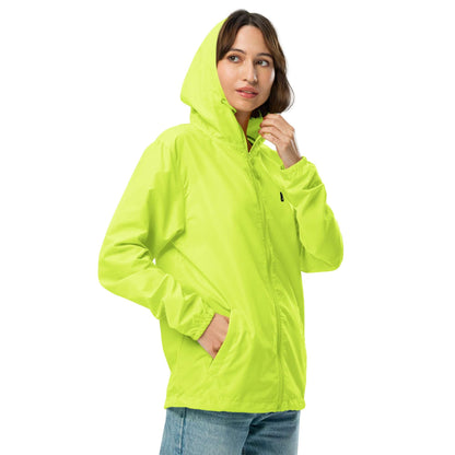 Leichter Unisex-Windbreaker mit Reißverschluss N°0 in leuchtendem Neongelb, getragen von einem Modell. Perfekt für Abenteuer.