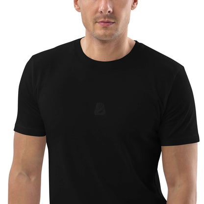 Man wearing a black Unisex-Bio-Baumwoll-T-Shirt N°0 made of organic cotton, featuring a medium fit with ribbed collar and double seams.