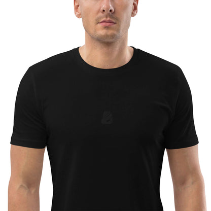 Man wearing black Unisex-Bio-Baumwoll-T-Shirt N°0 made of organic cotton