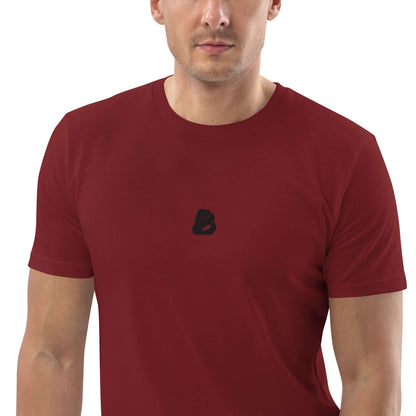 Model wearing a red Unisex-Bio-Baumwoll-T-Shirt N°0, made from 100% organic ring-spun cotton, showcasing eco-friendly fashion.