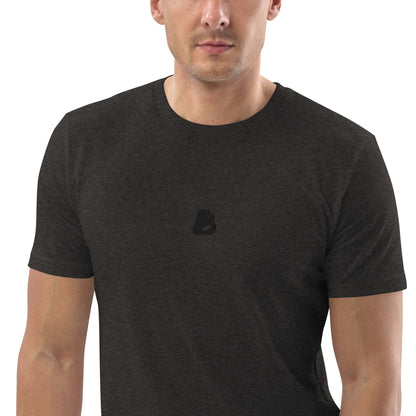 Unisex-Bio-Baumwoll-T-Shirt N°0 in dark fabric, worn by a model, made from 100% organic cotton, showcasing eco-friendly clothing.