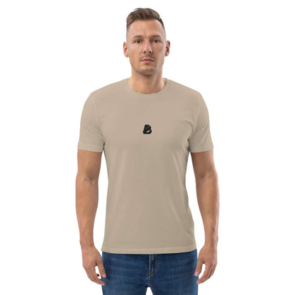 Man wearing Unisex-Bio-Baumwoll-T-Shirt N°0 in beige, made from 100% organic cotton, showcasing eco-friendly fashion.