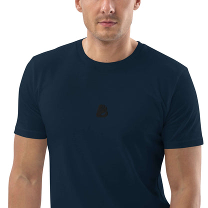 Man wearing Unisex-Bio-Baumwoll-T-Shirt N°0, navy blue, made of 100% organic ring-spun cotton for eco-friendly comfort.