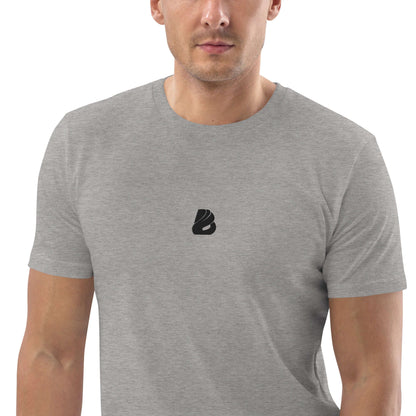 Man wearing Unisex-Bio-Baumwoll-T-Shirt N°0 made of organic cotton, grey color, with small logo, eco-friendly fashion