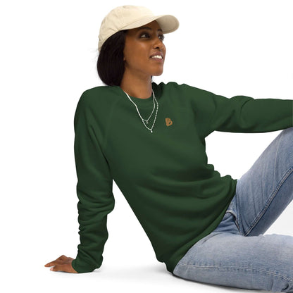 Model wearing Unisex Bio-Raglan-Pullover N°0 in green, showcasing stylish and comfortable fit with 100% organic cotton exterior.