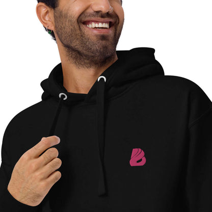 Man wearing Unisex-Kapuzenpullover N°22, black hoodie with logo, showcasing classic streetwear style and comfort.