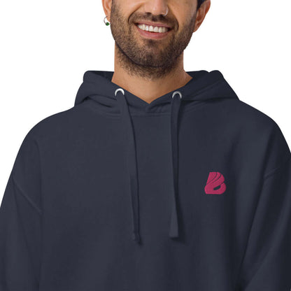 Unisex-Kapuzenpullover N°22 in navy blue, featuring a kangaroo pocket and hood, worn by a smiling person for a casual look.