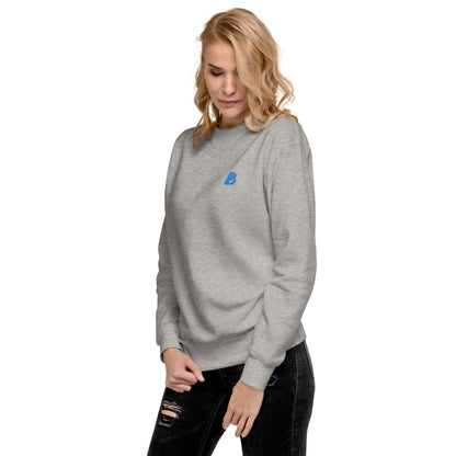 Woman wearing Unisex-Premium-Pullover N°0 with ribbed crew neck, soft fleece lining, and modern streetwear style.