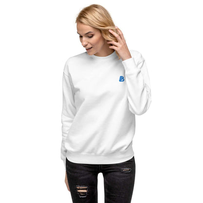 Unisex-Premium-Pullover N°0 in white, featuring ribbed crew neck and cuffs, worn by a model, ideal for modern streetwear fashion.