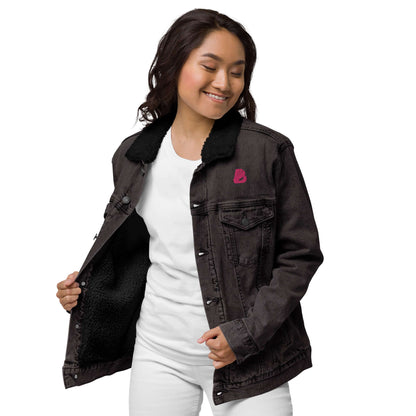 Woman wearing Unisex Sherpa Jeansjacke N°1 with sherpa lining, showcasing stylish denim jacket perfect for warmth and fashion.